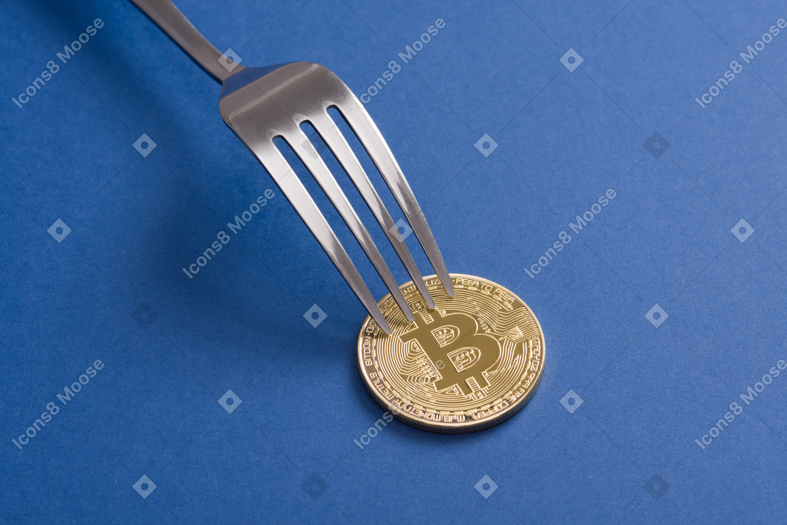 Bitcoin e garfo em fundo azul