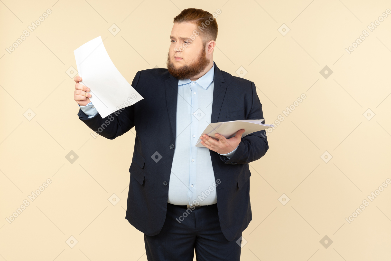 Грузный мужчина офисный работник пересматривает документы