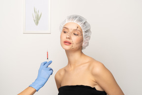 Mujer joven a punto de recibir una inyección de botox