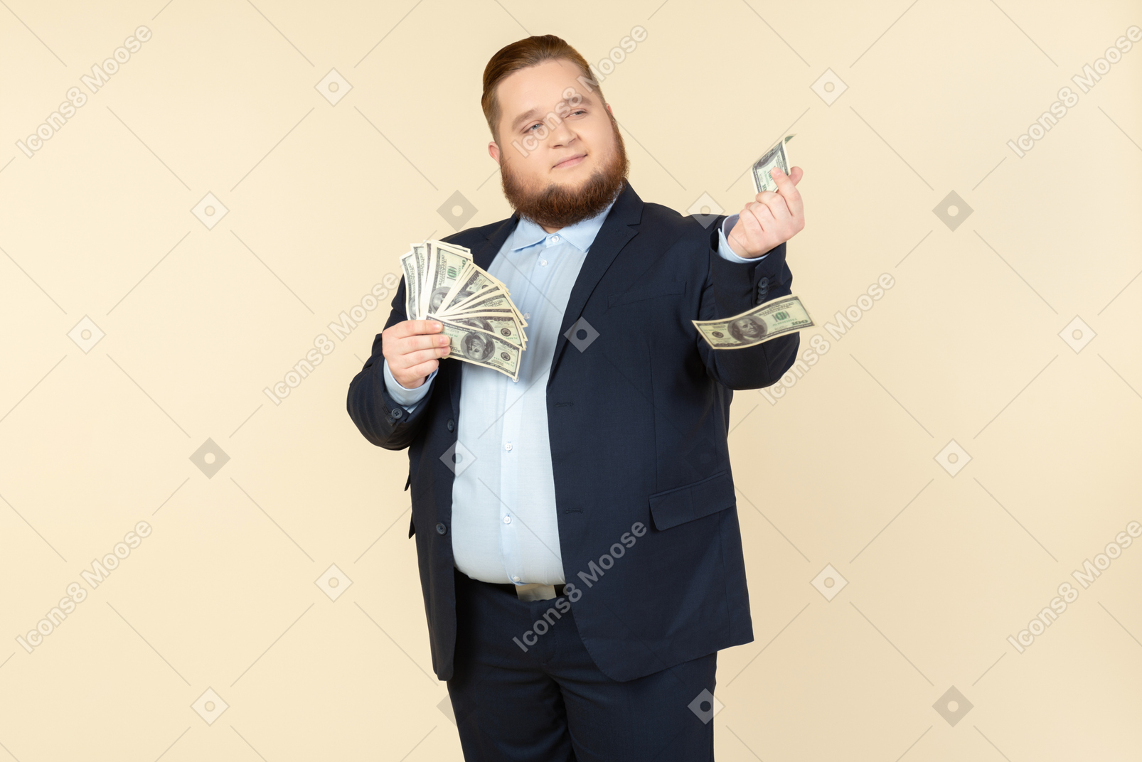 Мужчина большого размера в черном костюме с долларовыми банкнотами в руках
