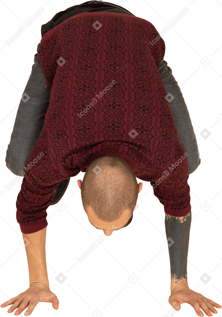 Вид спереди молодого человека в красном пуловере, опирающегося на руки