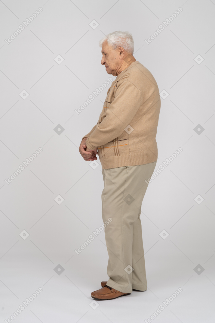 Вид сбоку на старика в повседневной одежде