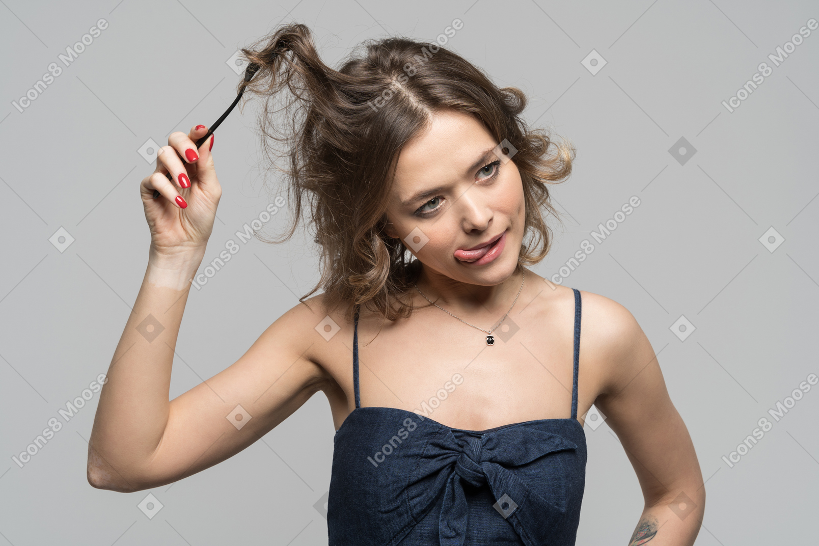 Смешная девушка расчесывает волосы