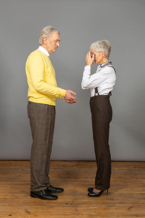 Couple d'âge moyen ayant une dispute