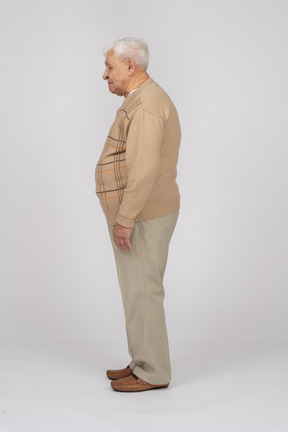 Vieil homme dans des vêtements décontractés, debout dans le profil