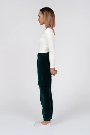 Donna in abiti casual in piedi