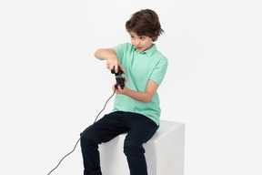Сосредоточенный мальчик играет в видеоигру