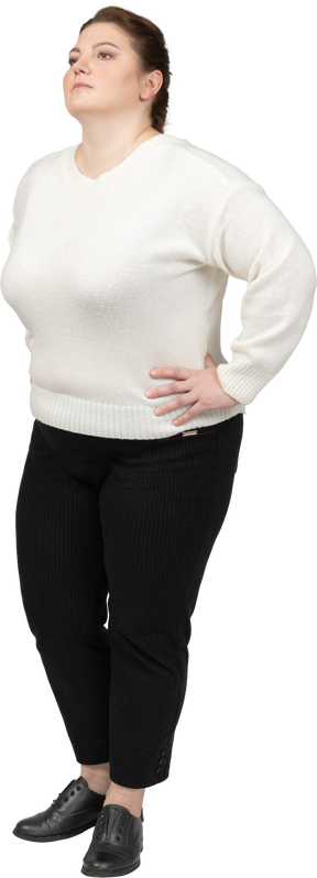 Mulher rechonchuda em suéter branco posando