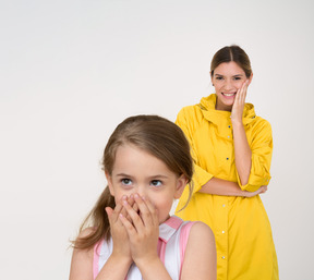 Mãe contente suspeitando que sua filha não tem se comportado tão bem