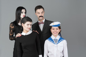 I membri della famiglia addams non si accontentano del ragazzo in uniforme da marinaio