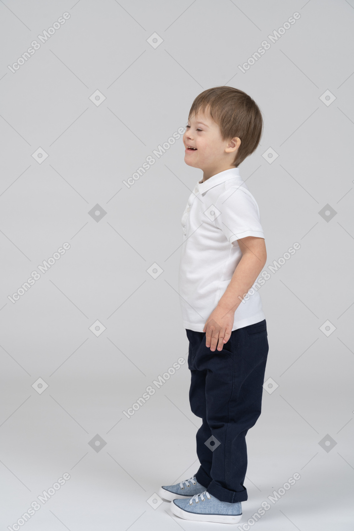 Вид сбоку смеющегося маленького мальчика