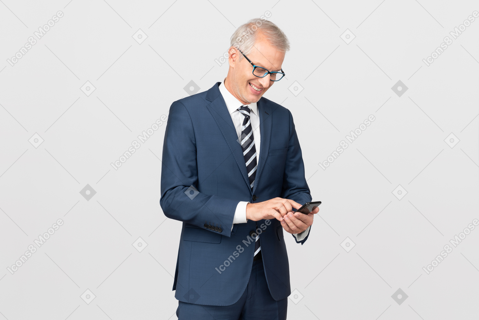 Elegante homem de meia idade usando seu smartphone