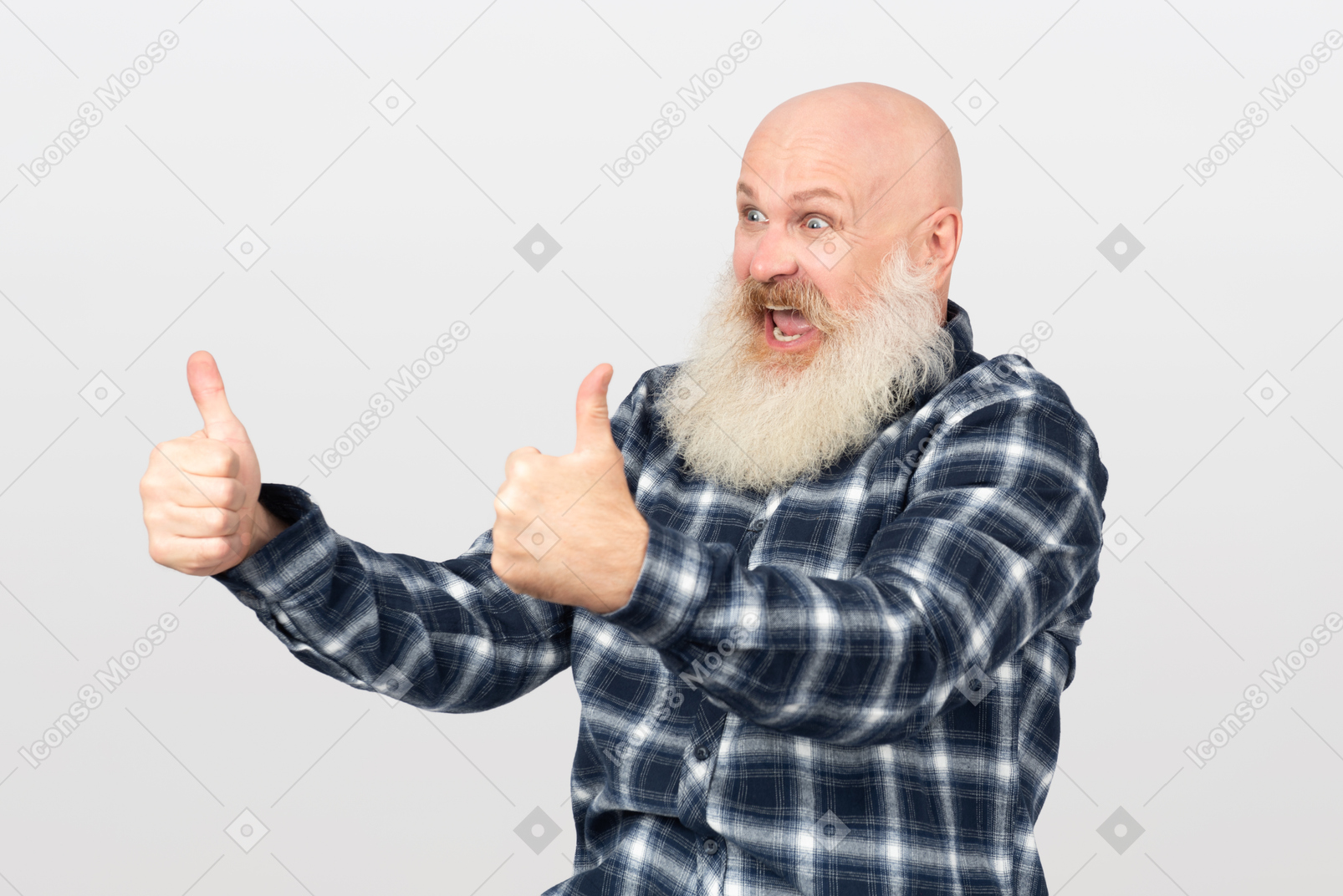 Homem barbudo maduro mostrando os polegares