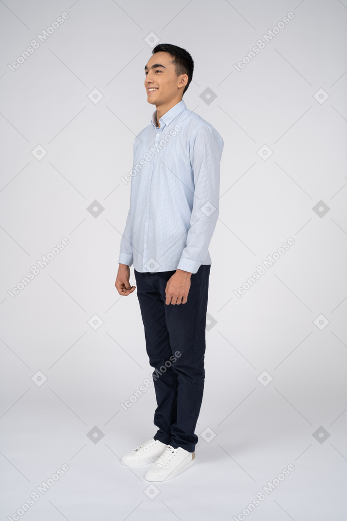 Homme en tenue décontractée debout