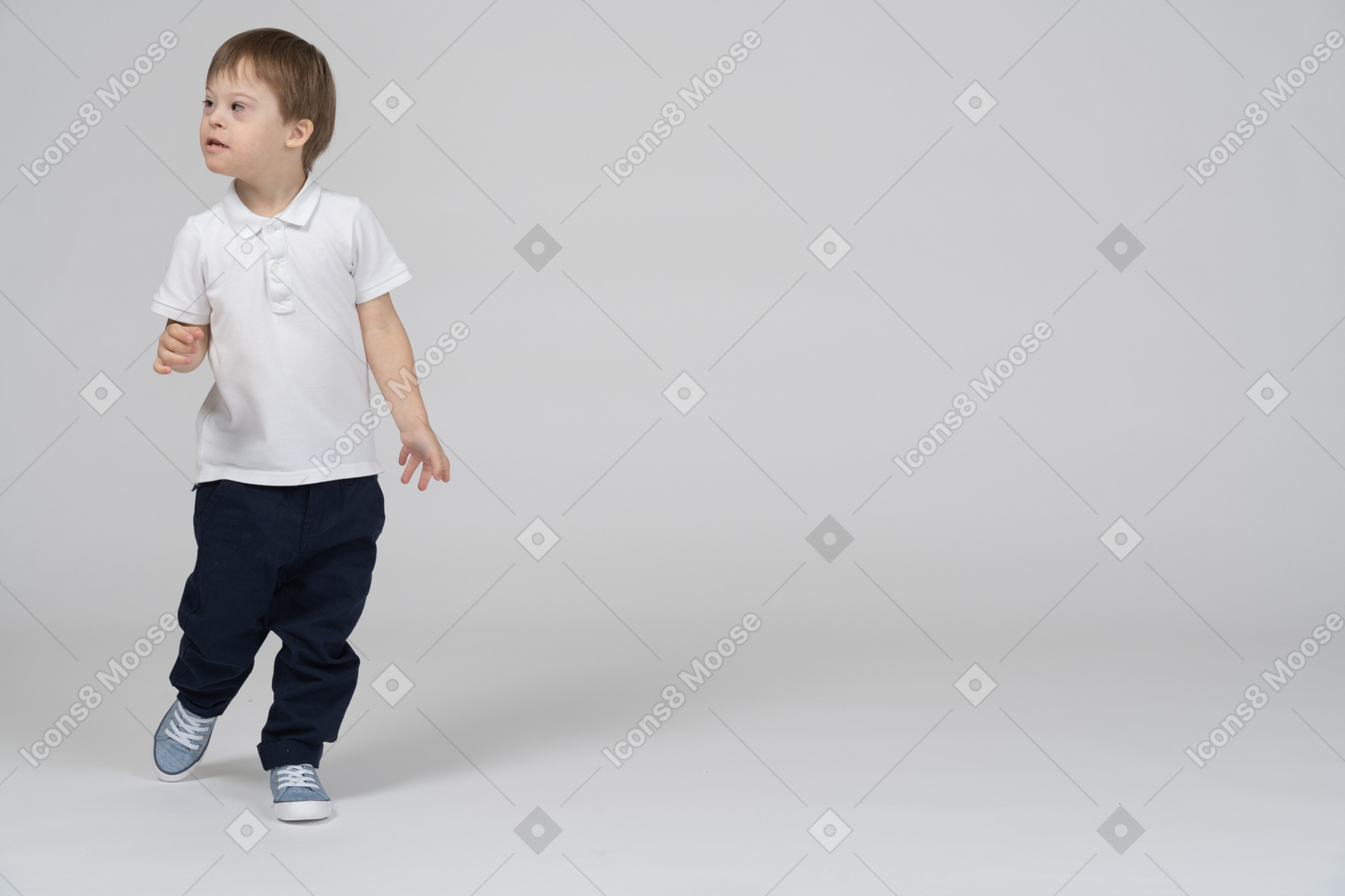 Petit garçon marchant vers la caméra