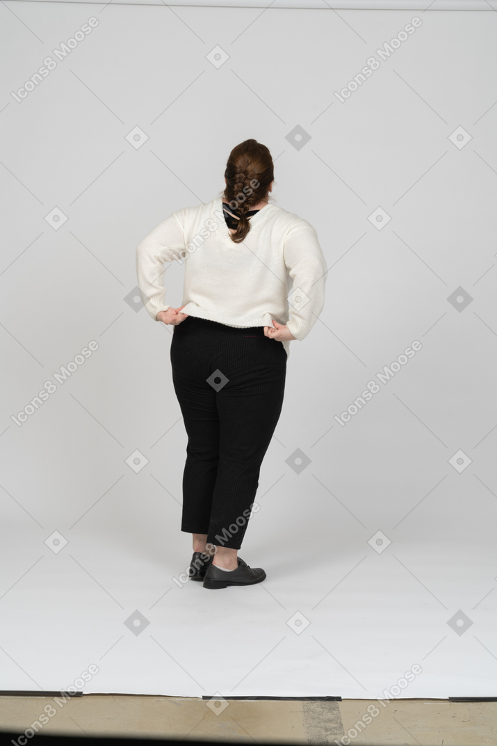 Retrovisor de uma mulher gordinha com roupas casuais