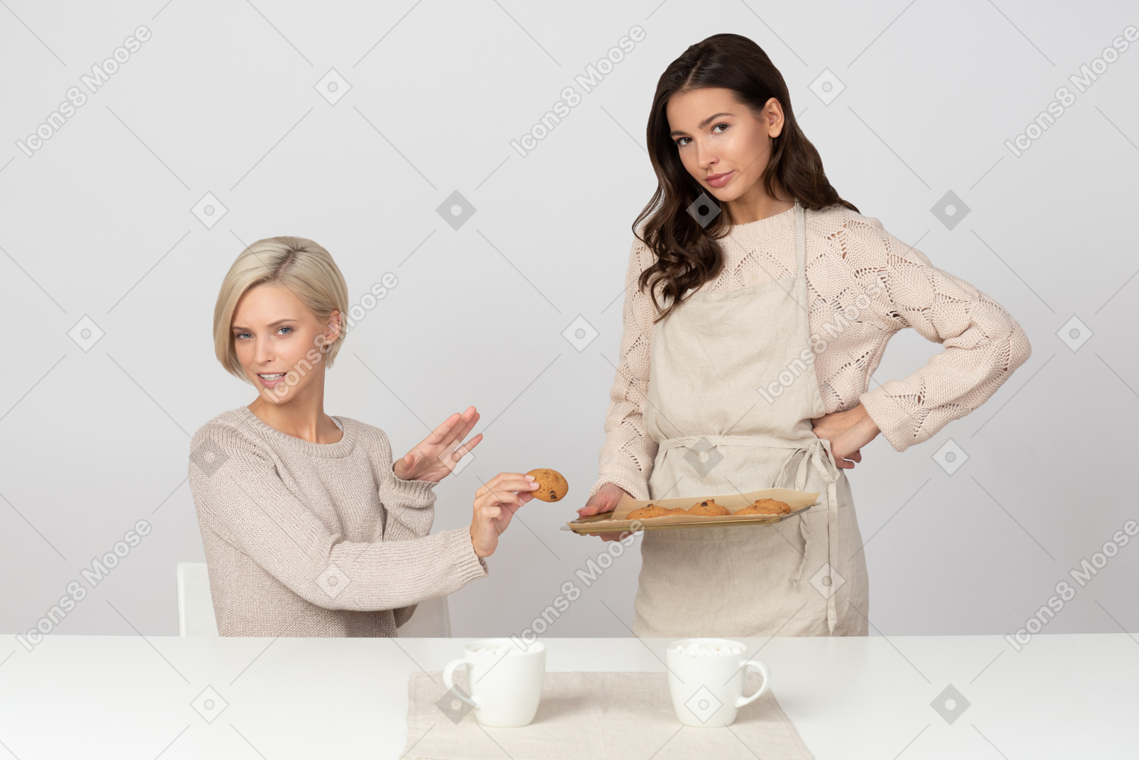 Giovane donna che offre biscotti fatti in casa alla sua amica
