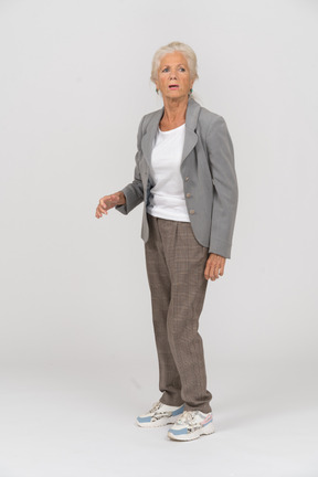 Vista frontal de una anciana impresionada en traje
