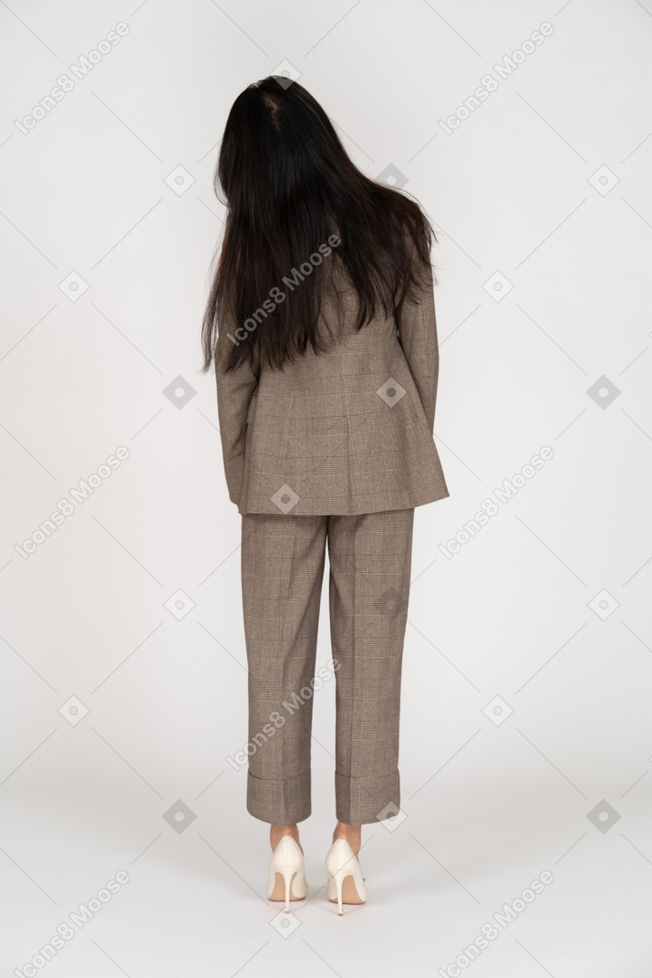 Vue arrière d'une jeune femme en costume brun tête inclinable