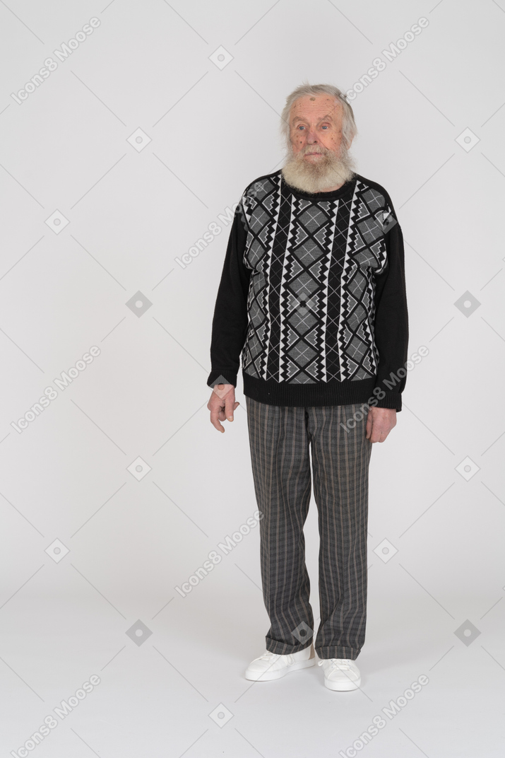 Vue de face d'un vieil homme barbu debout