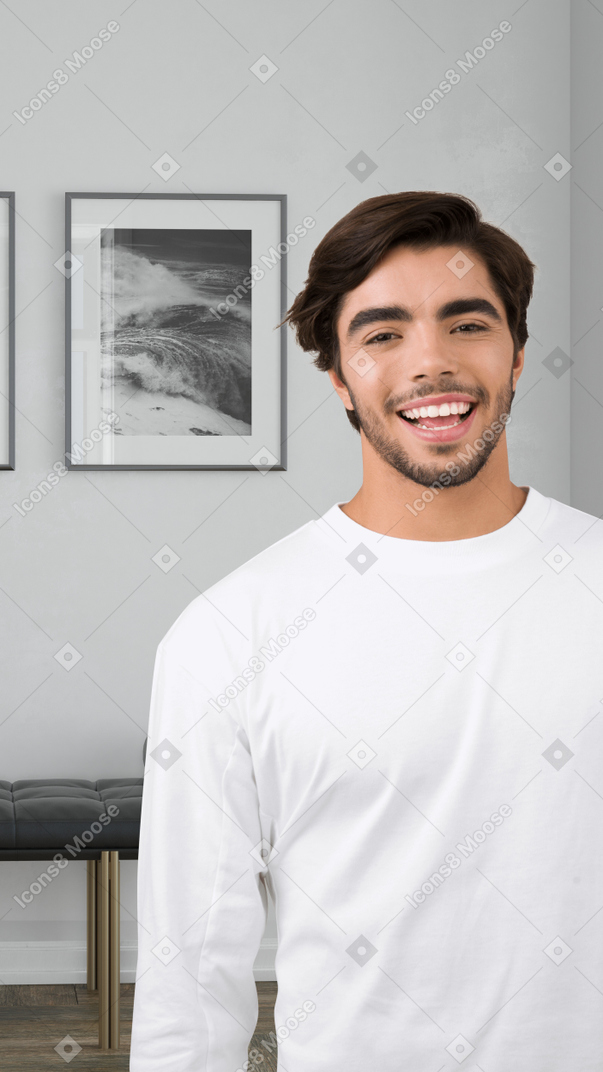 Un hombre con una camisa blanca de pie en una habitación