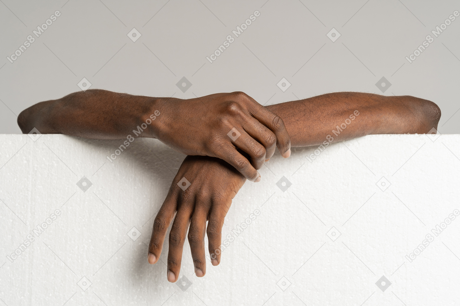 Mani umane che tengono bordo di polistirolo