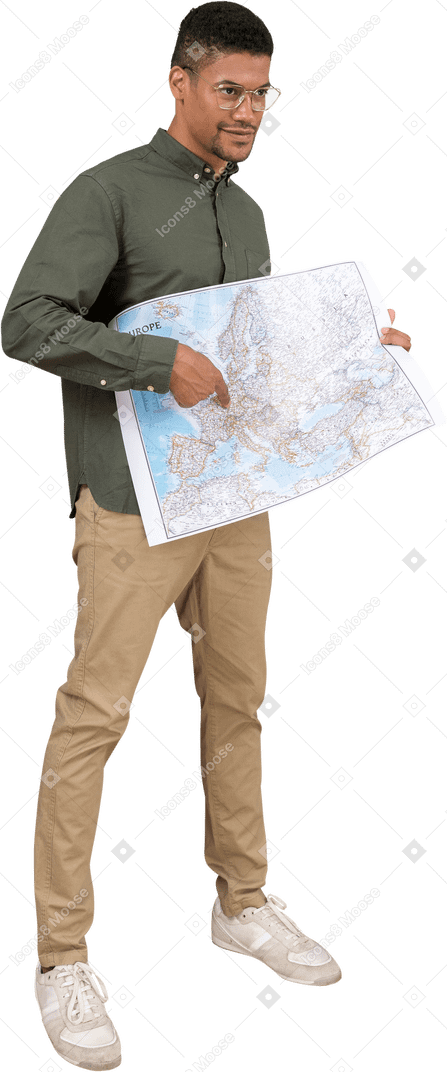 Vista de tres cuartos de un hombre sosteniendo y señalando un mapa
