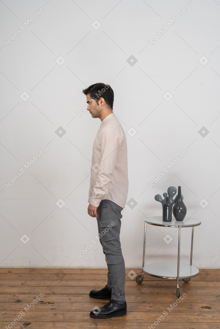 Vista lateral de um homem zangado com roupas casuais