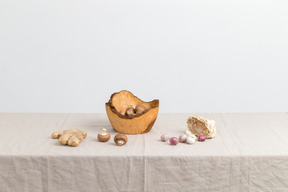 Имбирь, грибы в деревянной миске и чеснок