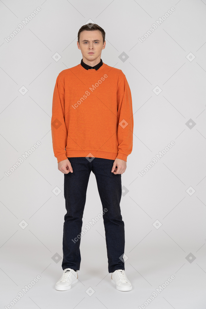 Junger mann im orangefarbenen sweatshirt stehend