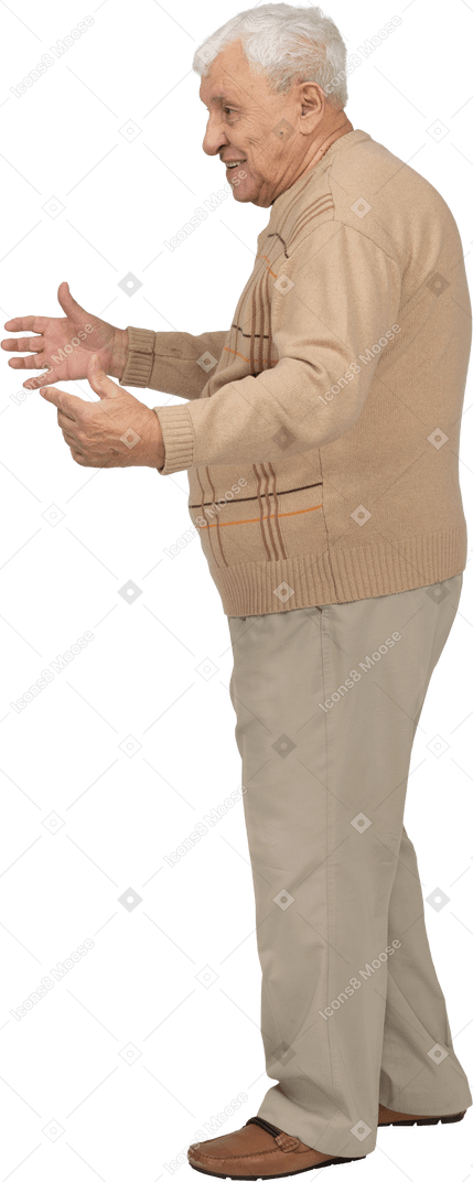 Vista laterale di un vecchio felice in abiti casual in piedi con le braccia tese