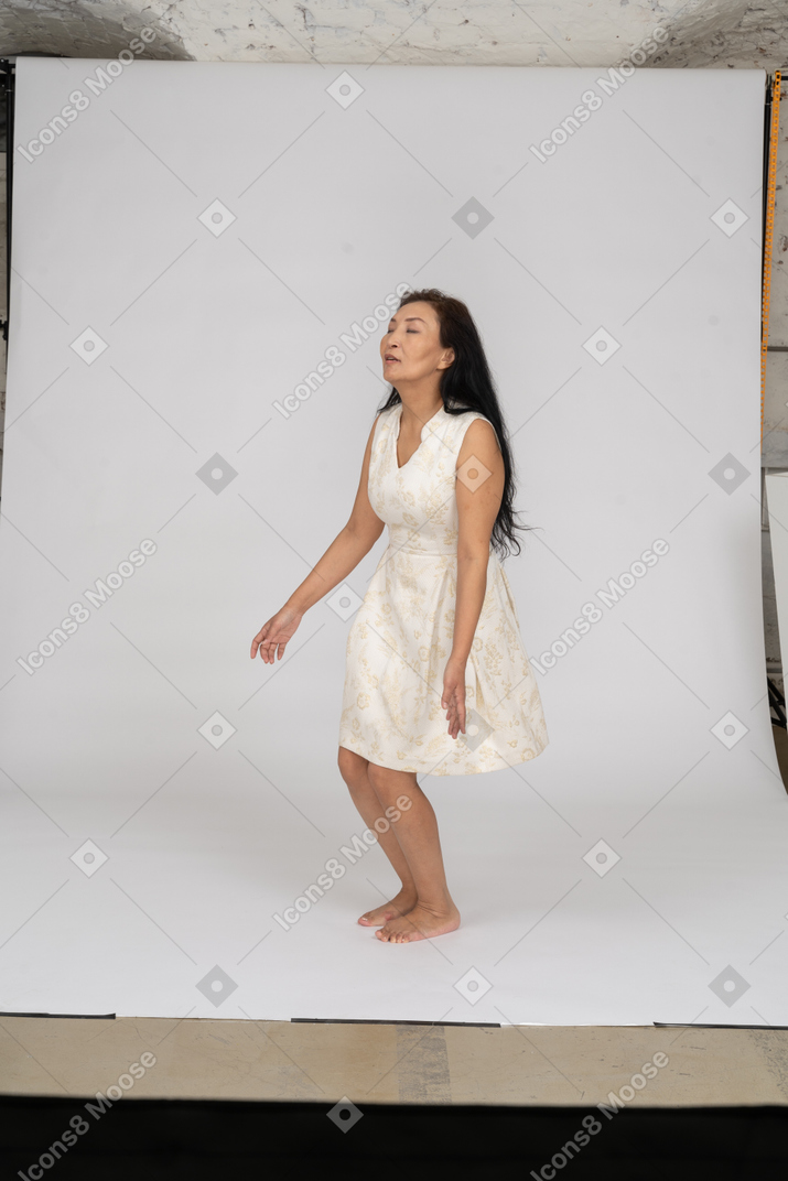 Mujer en hermoso vestido saltando