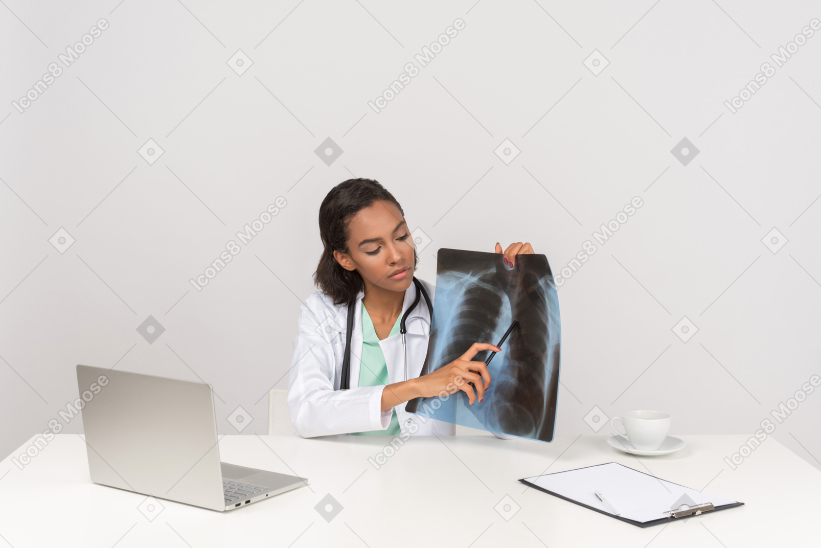 Красивая женщина-врач с рентгеновской фотографией