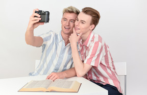 Homosexuelles paar ein selfie mit der kamera