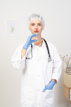 Vista frontal de uma jovem médica segurando uma seringa