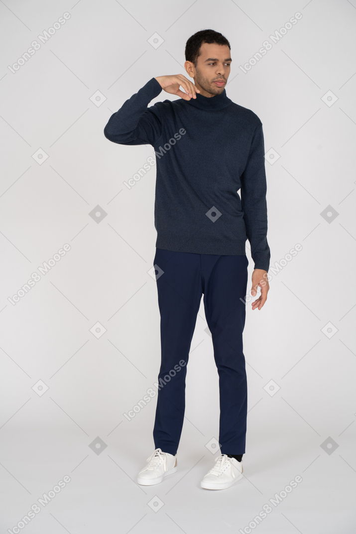Hombre con ropa informal de pie con la mano en alto