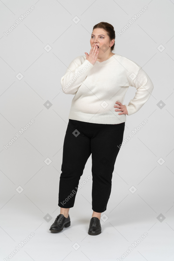 Impressionata donna grassoccia in abiti casual