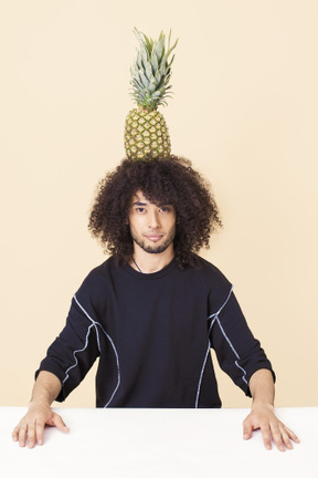 Equilibrando com ananas na minha cabeça