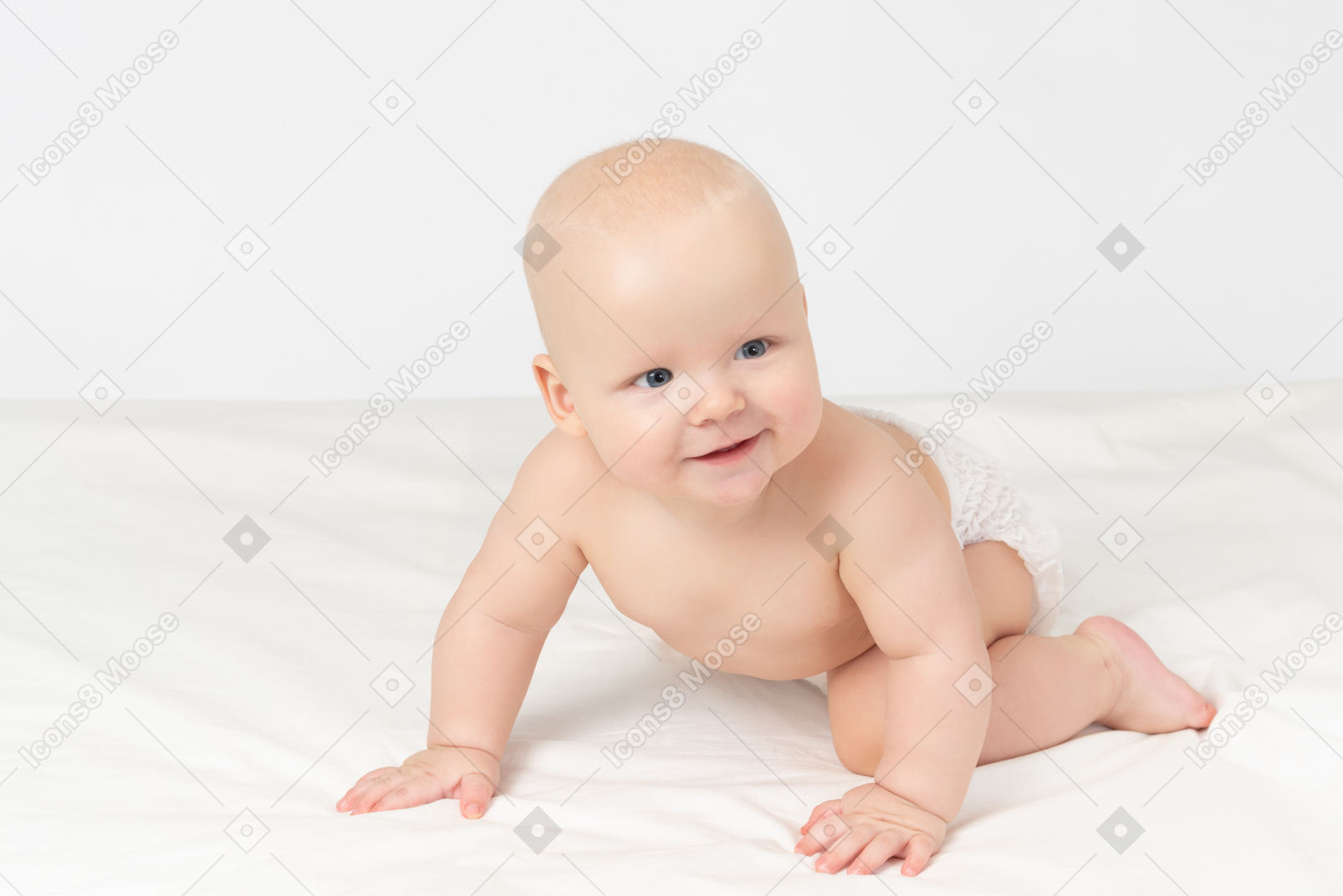 カメラに探している微笑の赤ん坊