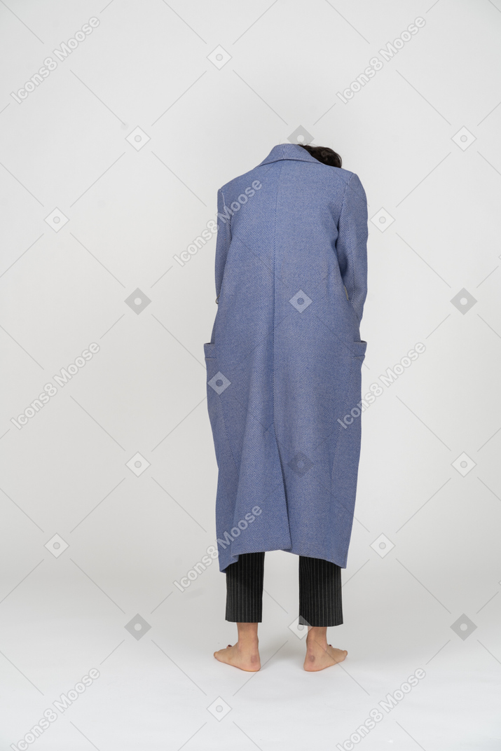 Vista traseira de uma mulher de casaco azul com a cabeça para baixo