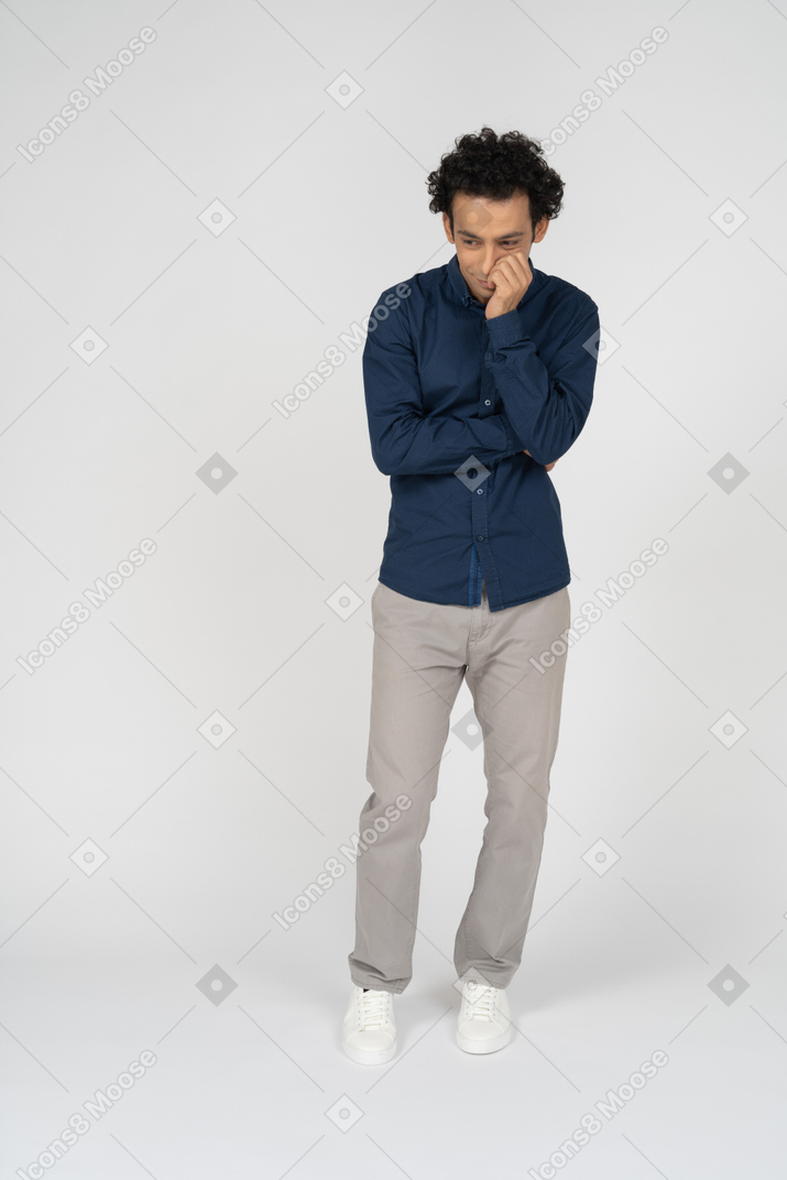 Vista frontal de um homem com roupas casuais pensando