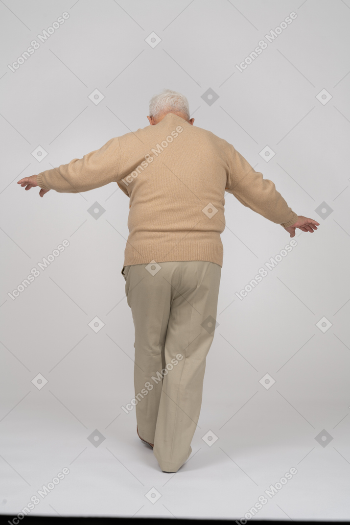 Rückansicht eines alten mannes in freizeitkleidung zu fuß