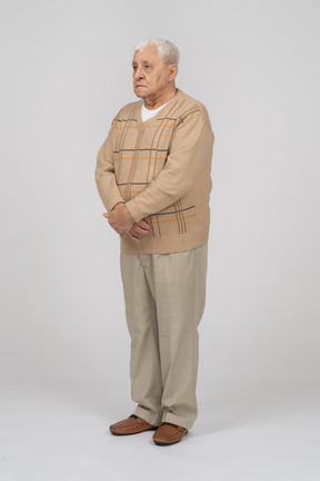 Vista frontal de um velho em roupas casuais
