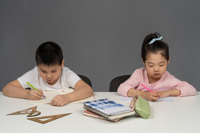 宿題をしている男の子と女の子