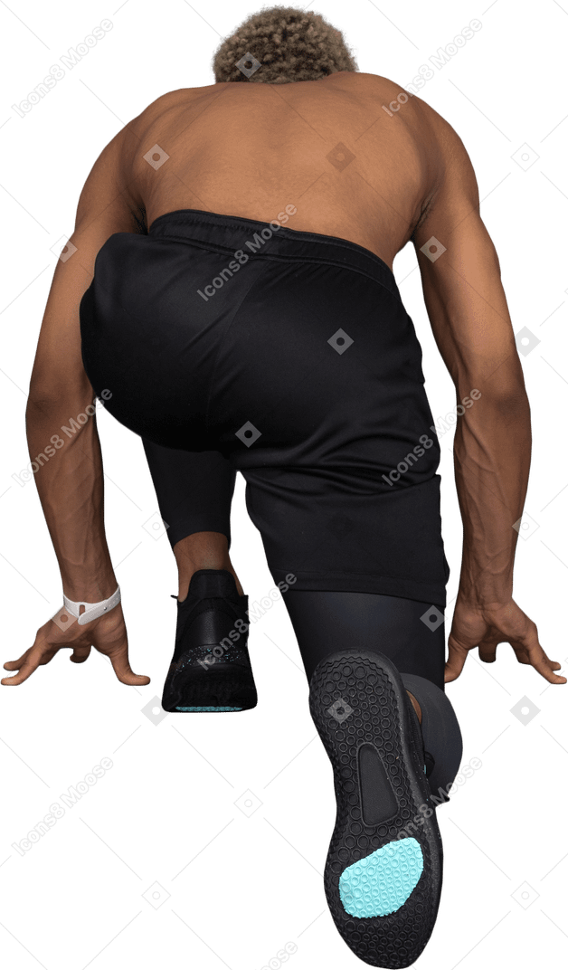 Vista posterior de un velocista de piel oscura sin camisa listo para correr