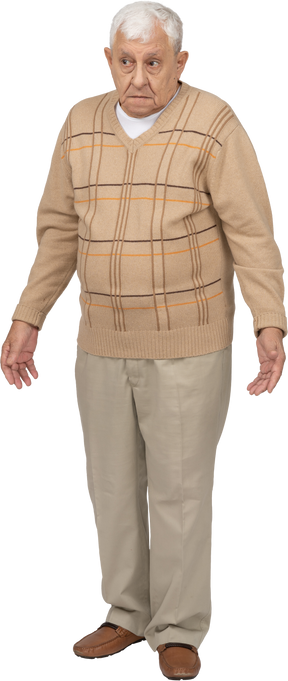 Vista frontal de un anciano confundido con ropa informal de pie con los brazos extendidos