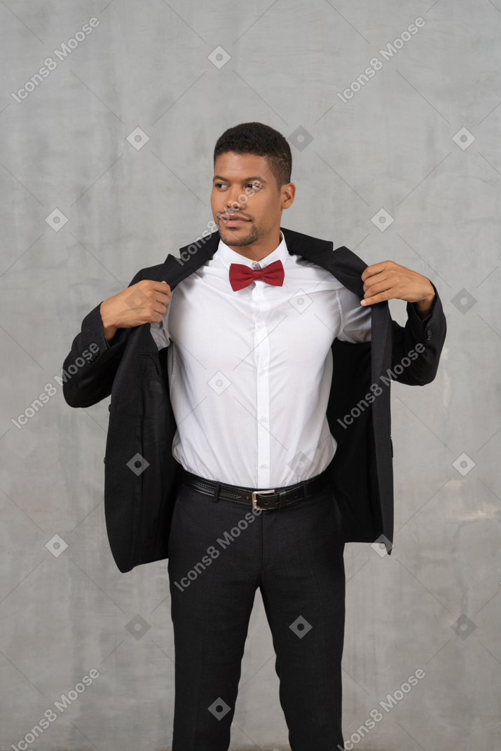 Mann im schwarzen anzug posiert