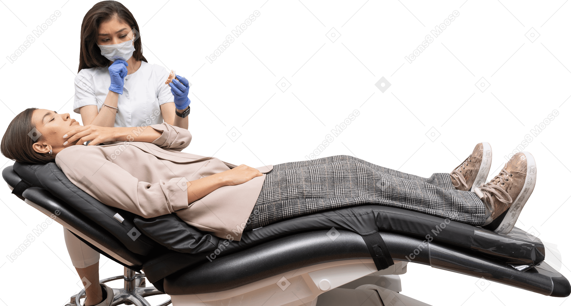여성 환자에게 치아 프로토 타입을 보여주는 여성 치과 의사의 전체 길이