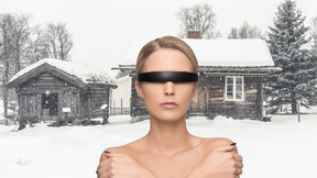 Femme avec des lunettes futuristes devant la maison d'hiver