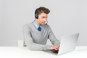 Call-center-agent am computer arbeiten